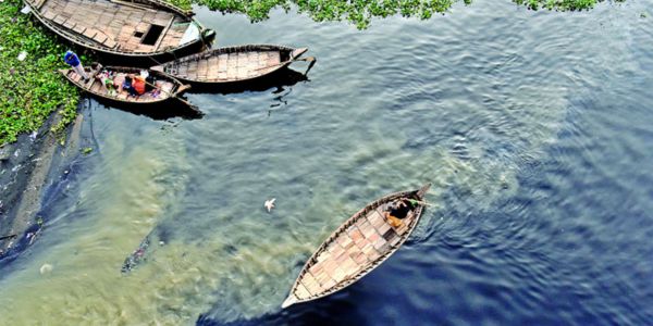 ধুঁকে ধুঁকে মরছে বুড়িগঙ্গা নদী